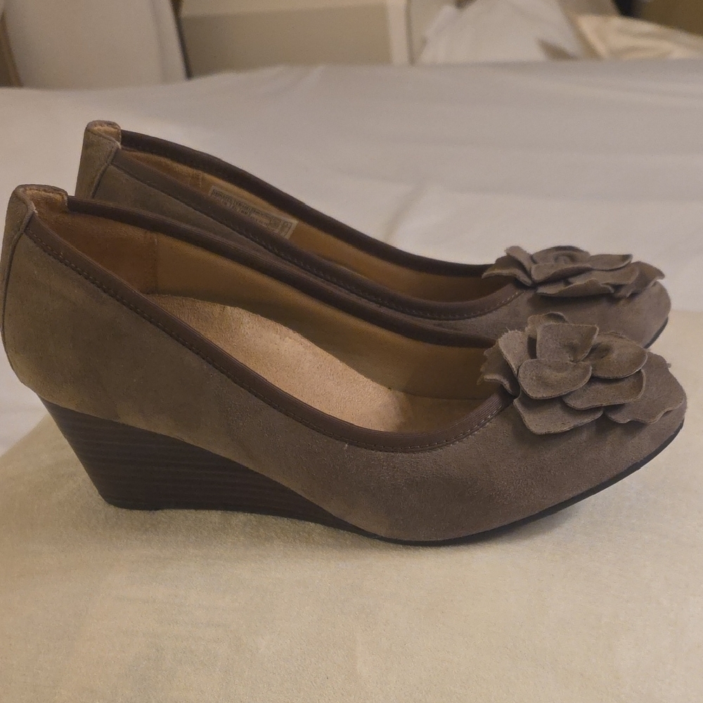 Vionic Hayes Suede Wedge Pumps Taupe 2.5 Heels Size 9